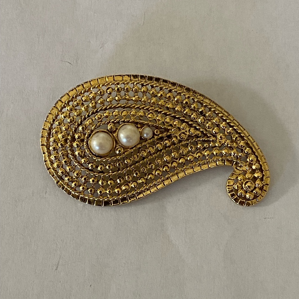 VINTAGE BROOCH